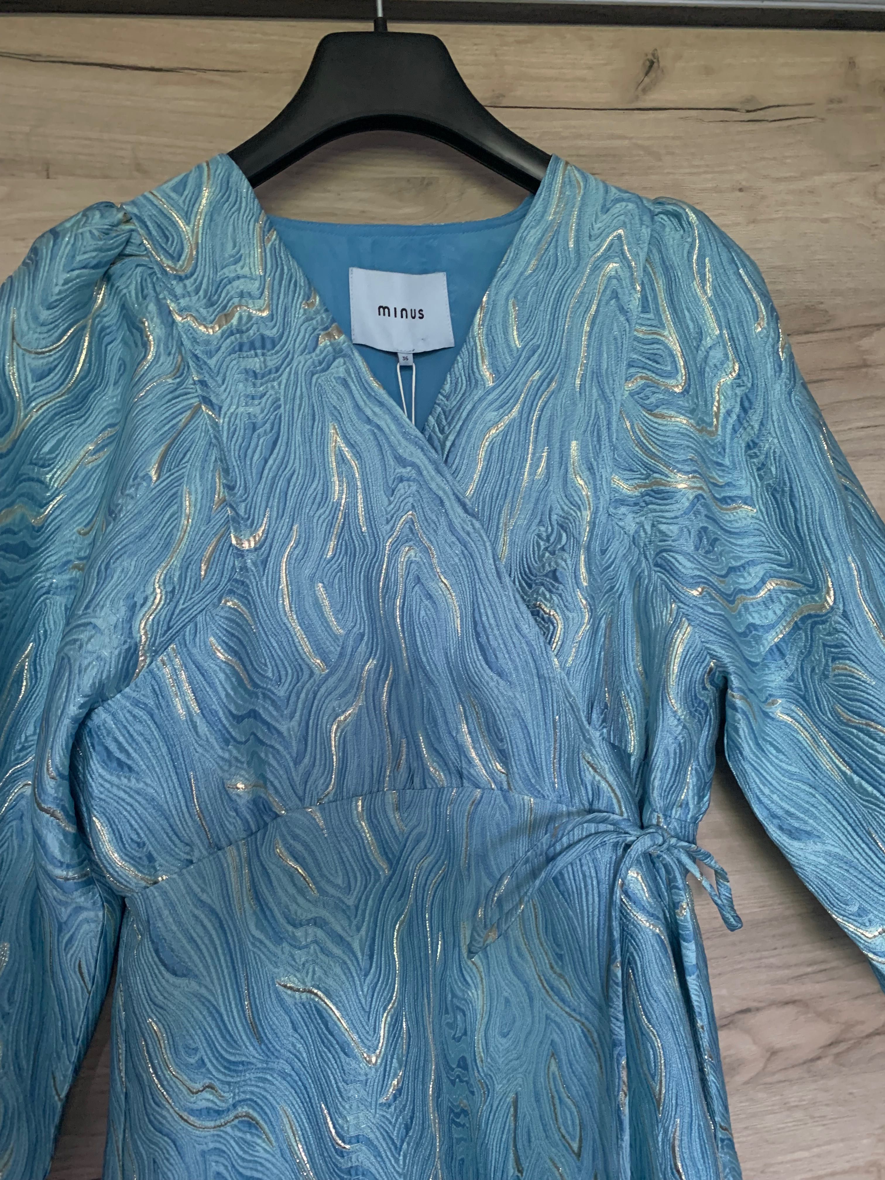 Rochie minus nouă cu eticheta