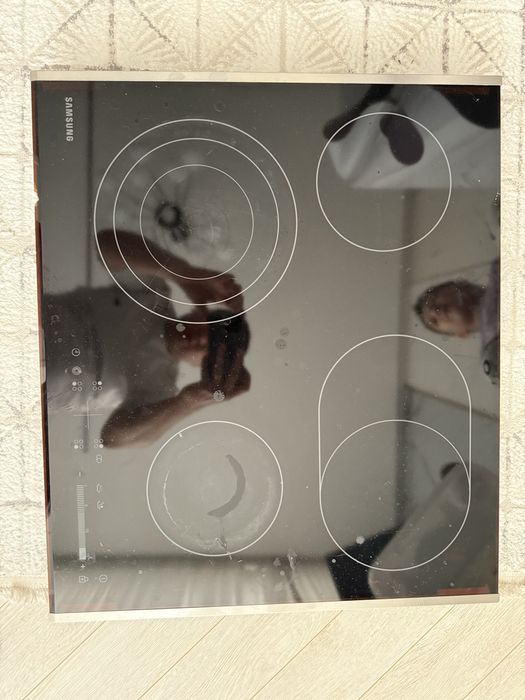 Продам встраиваемую электроплиту Самсунг 4 конфорки