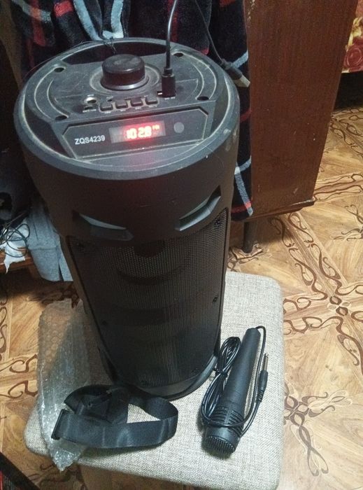 Продам колонка работает отлично есть зарядки микрофон пульт есть все р