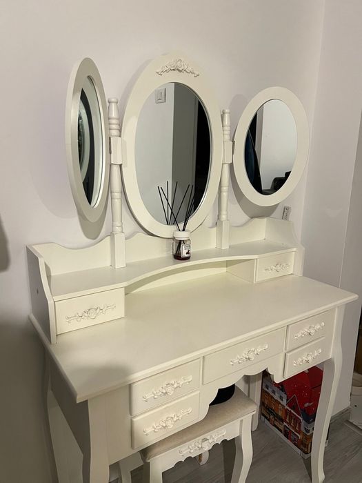 Masa de toaleta / machiaj + scaun cu sertare si oglinzi