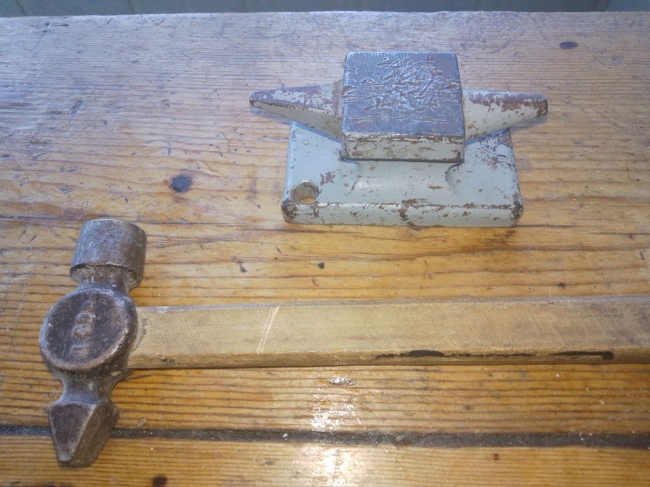 Продам нпродам наковальню и молоточек б/у.аковальню с молотком