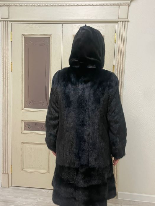 Верхняя одежда,  женская шуба,  чёрного цвета.