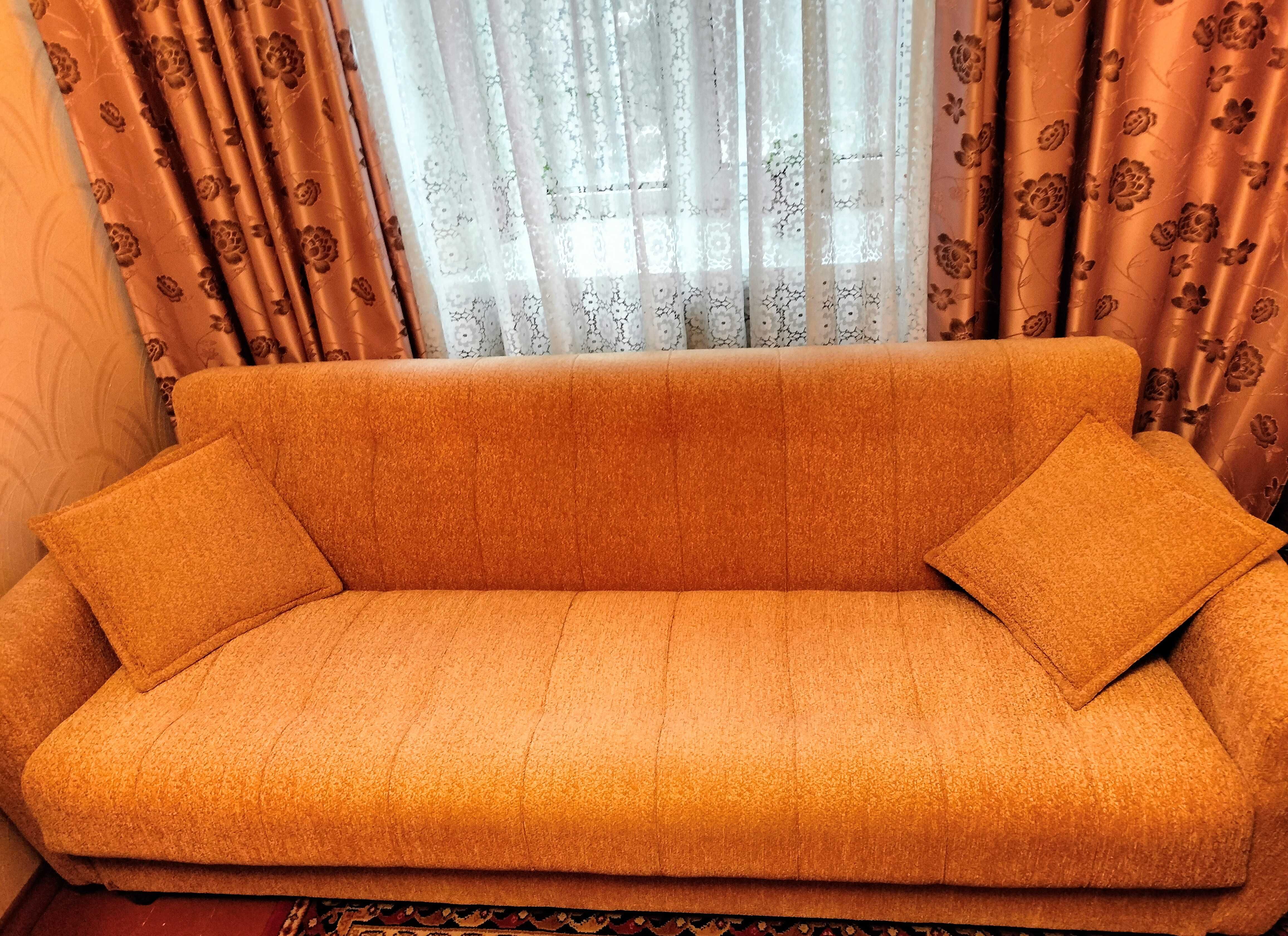 Продам диван раскладной из массива дерева в отличном состоянии, дл2,2м