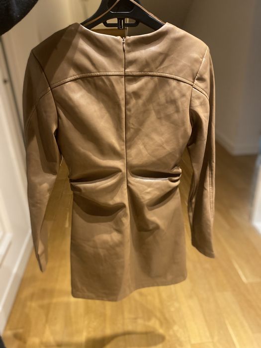 Vând rochie Zara din piele ecologica mărimea XS culoare Bej