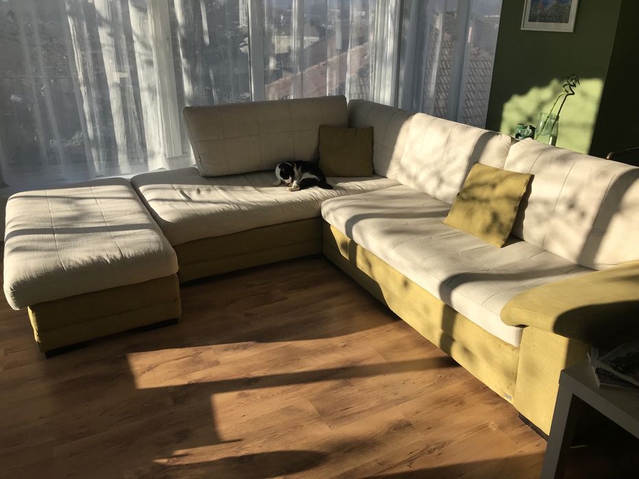 Диван в бяло и резедаво