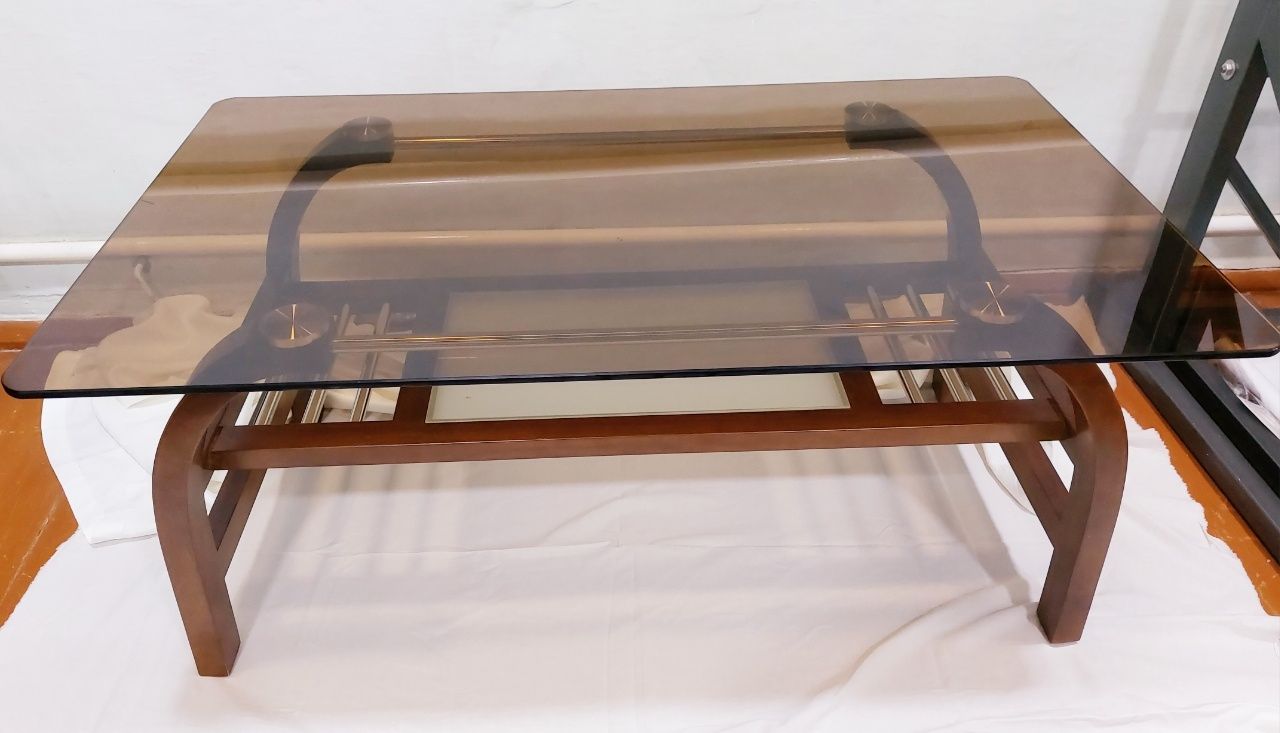 Журнальный  стол из
закаленного стекла, йодового цвета