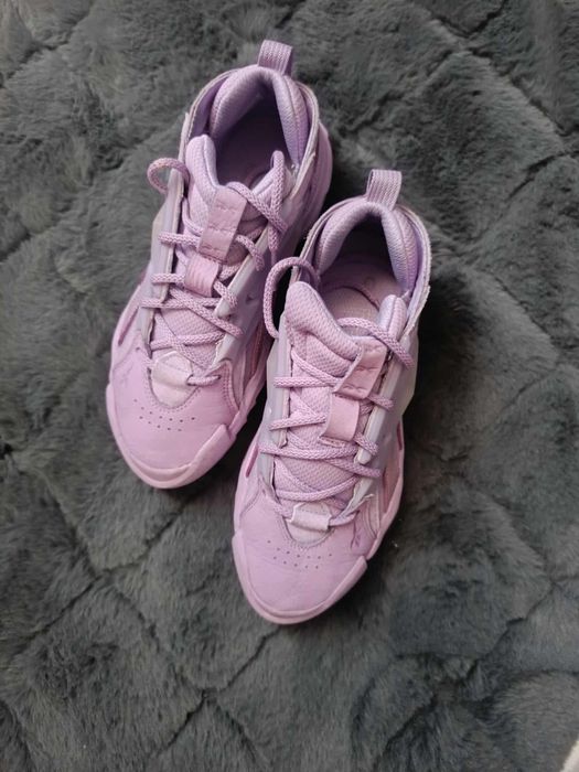 Reebok x Cardi B Club C V2 дамски маратонки 
Reebok x Cardi B Club C V