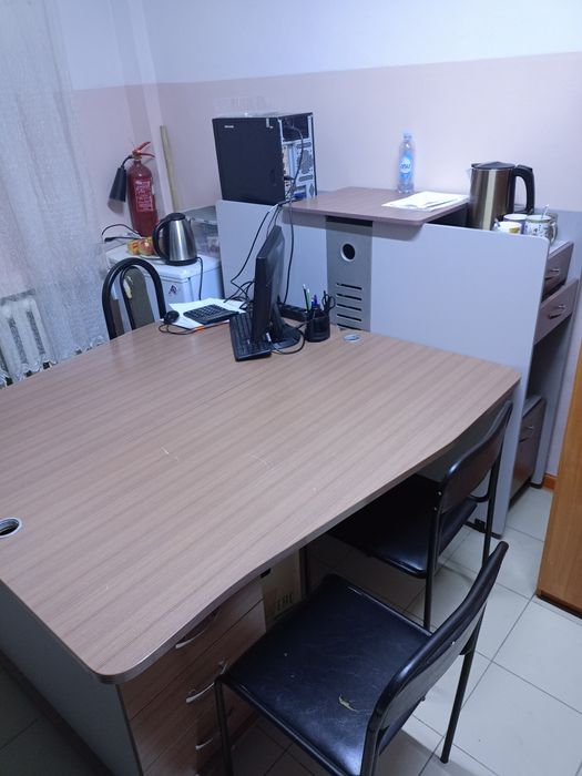 Продам стол офисный