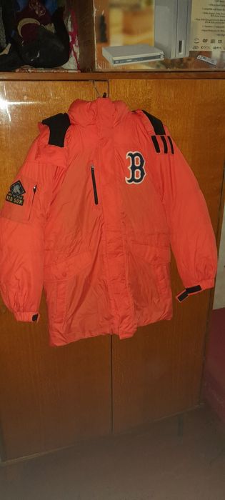 Продаёться зимняя куртка фирмы MLB "major league baseball".