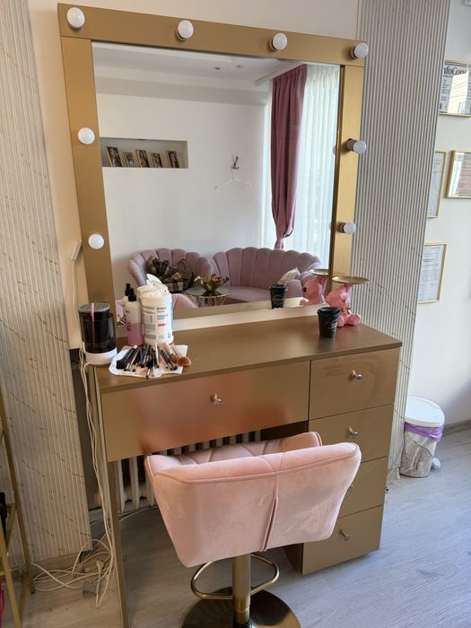 Vand pentru salon /coafor