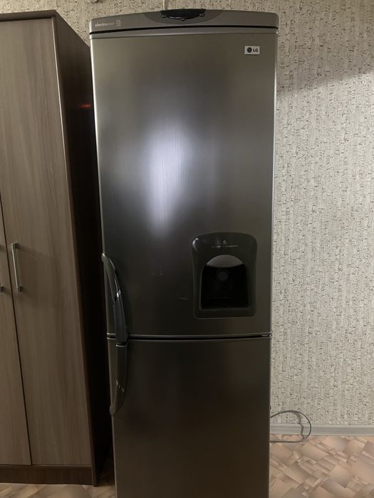 Продам Холодильник LG