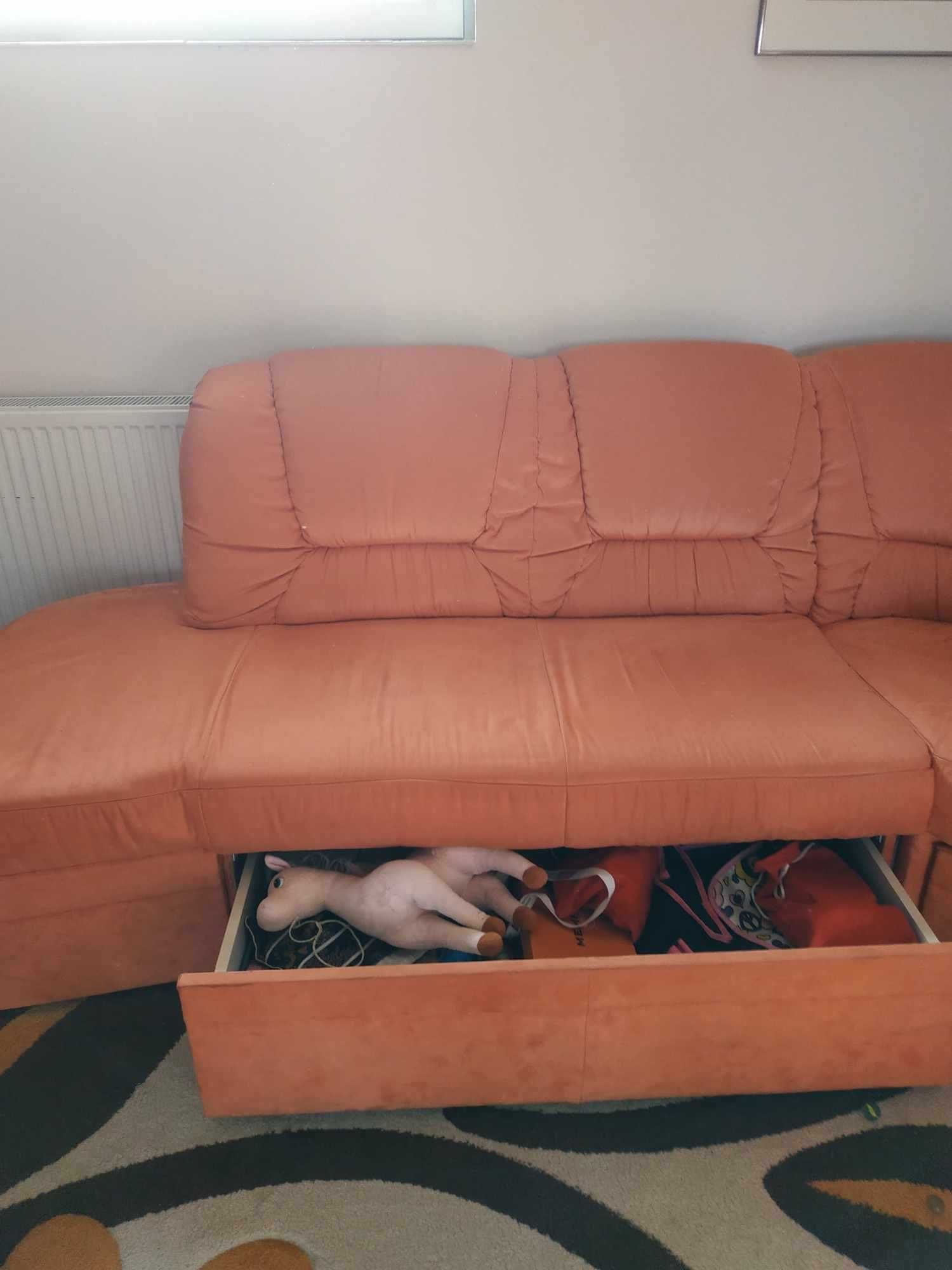Canapea extensibila cu lada de depozitare