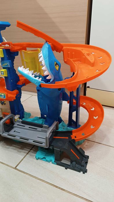 Hot Wheels Паркинг-гараж Акула – City Attacking Shark Escape