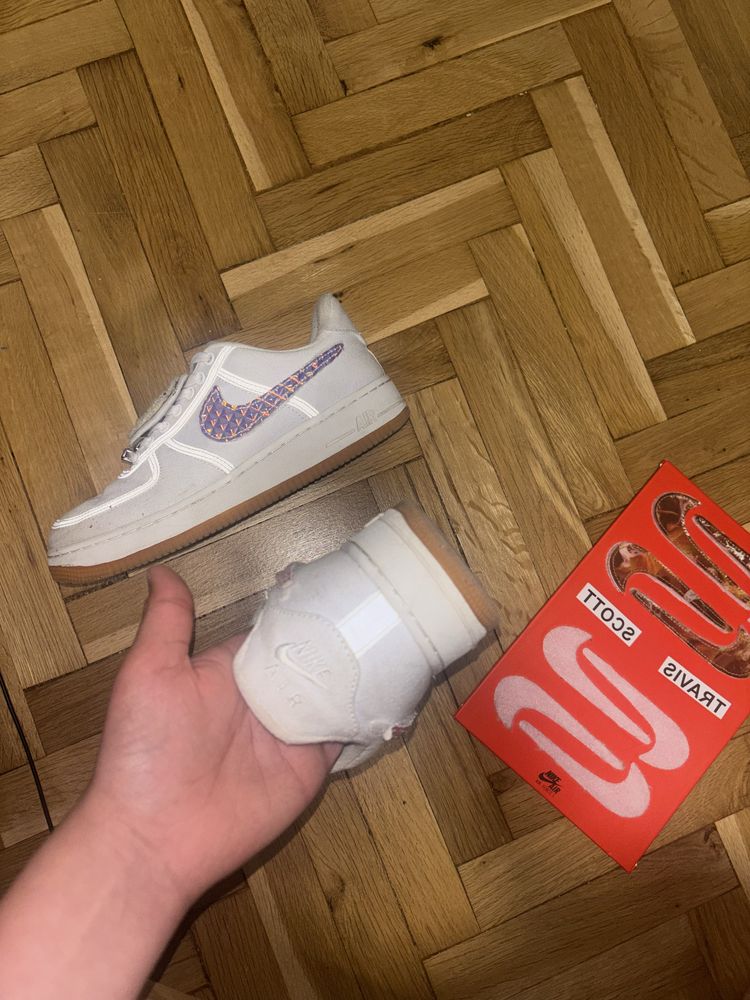 Продавам travis scot air force 1