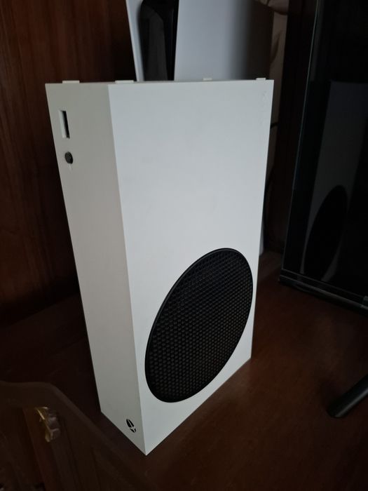 Продам Xbox Series S отличном состоянии, как новый