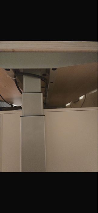 Vând birou reglabil pe înălțime