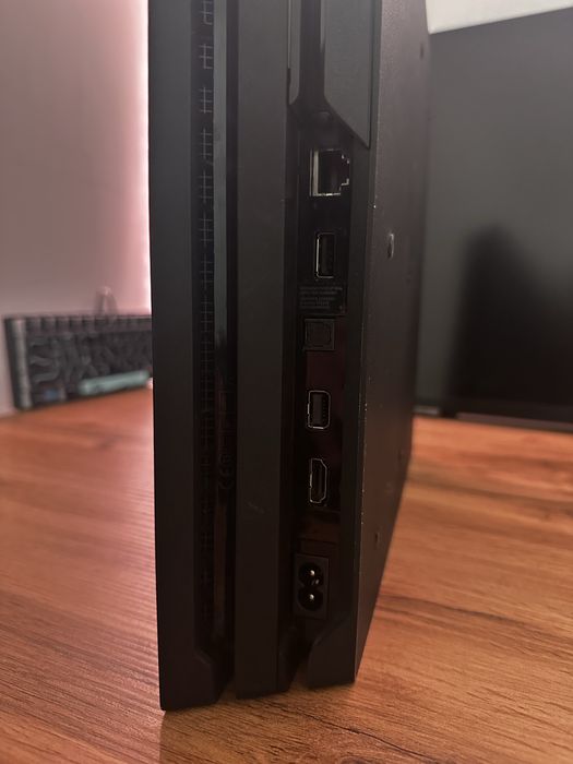 ps 4 pro 1TB , 1 controller plus 2 jocuri (tc2+rr)