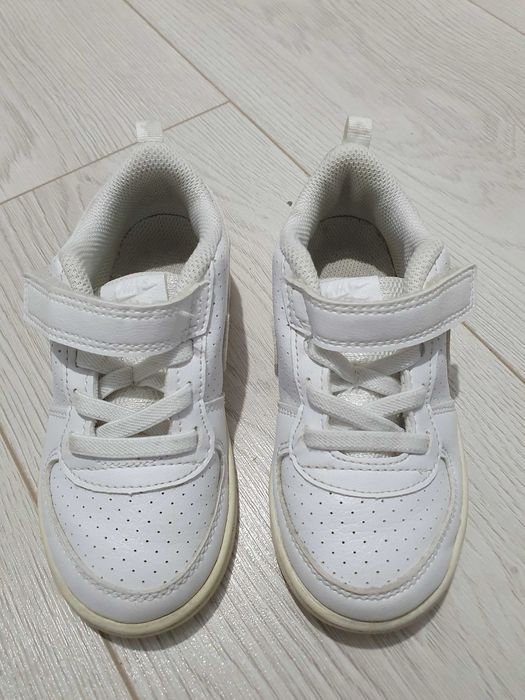 Adidasi Nike albi 26