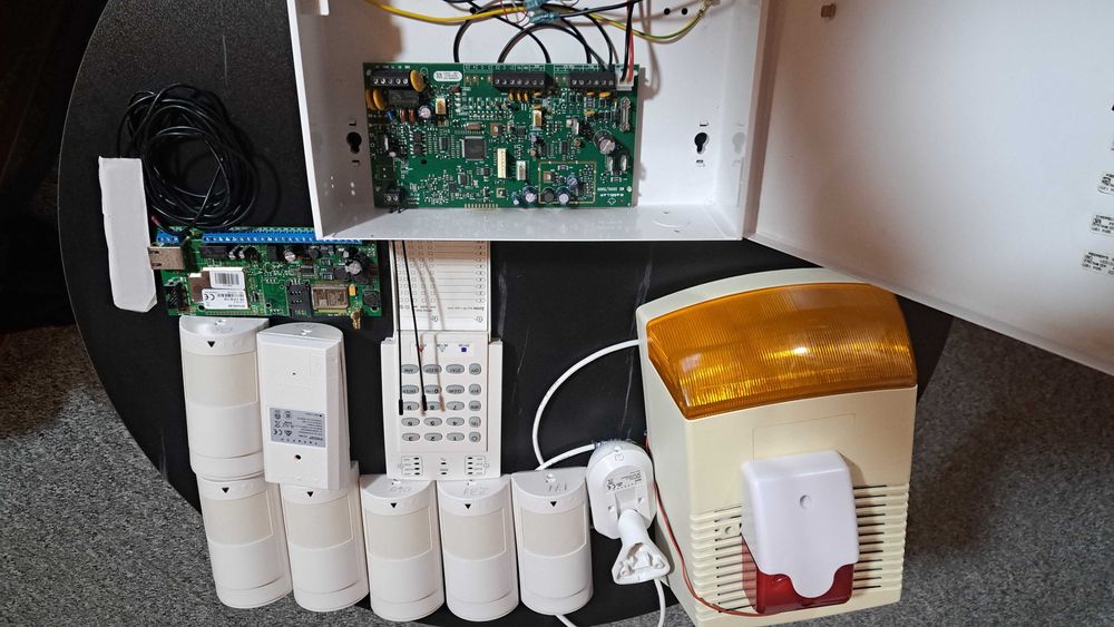 Vând/ schimb sistem alarma Paradox cu modul gsm