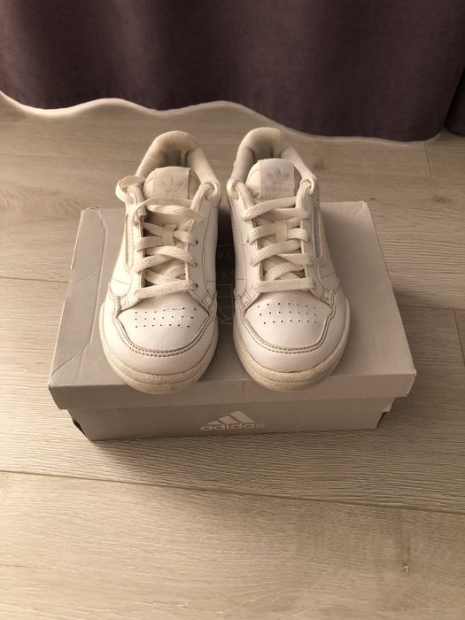 Adidasi albi piele 28