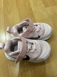 Бебешки маратонки Nike revolution