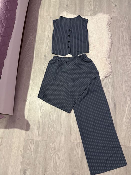 Костюм от две части сиво на раета