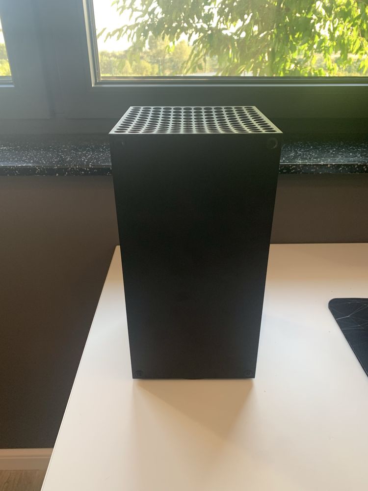 Vand Xbox series x in stare foarte buna