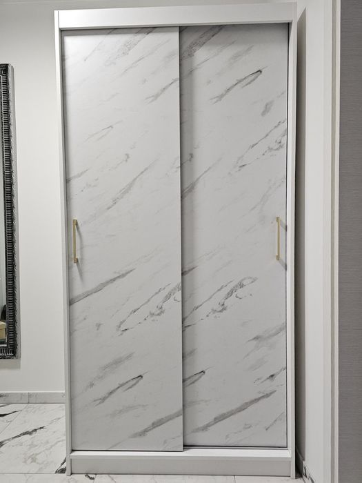 Бял гардероб със мраморен ефект