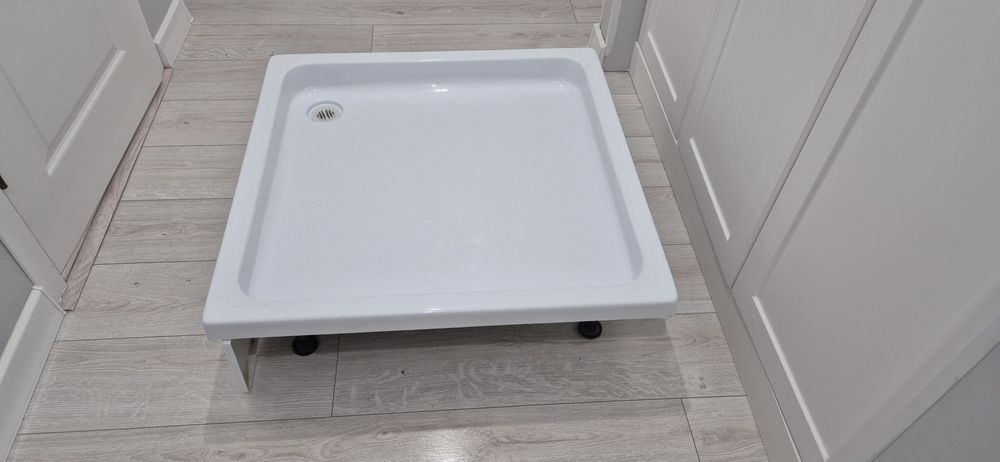 Акриловый душевой поддон 80×80.  Цена 17000