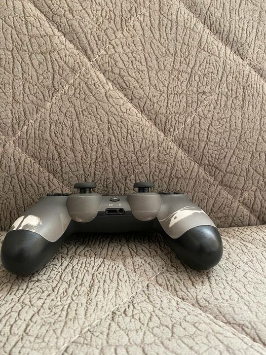 Джостик от пс4  с костемизацие Call of duty