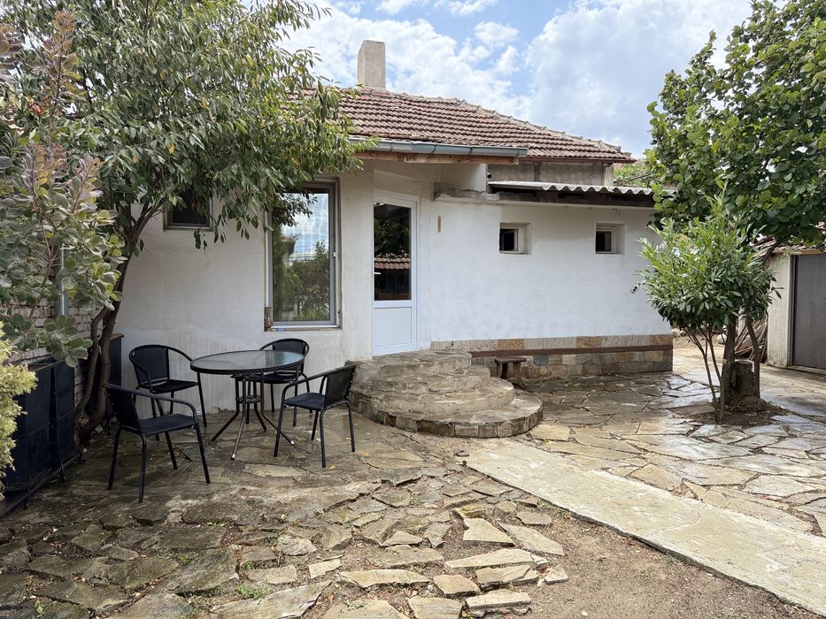 Продавам къща  в град Средец