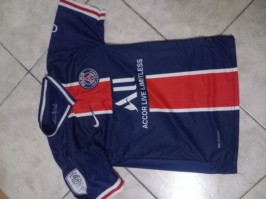Vand tricouri de fotbal