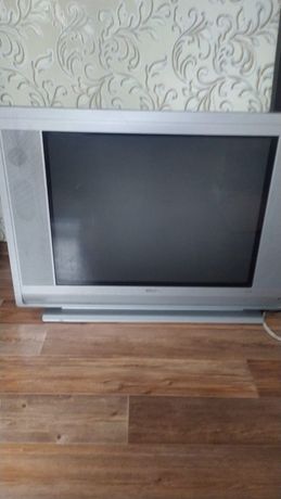 Телевизор со стекляной тумбочкой