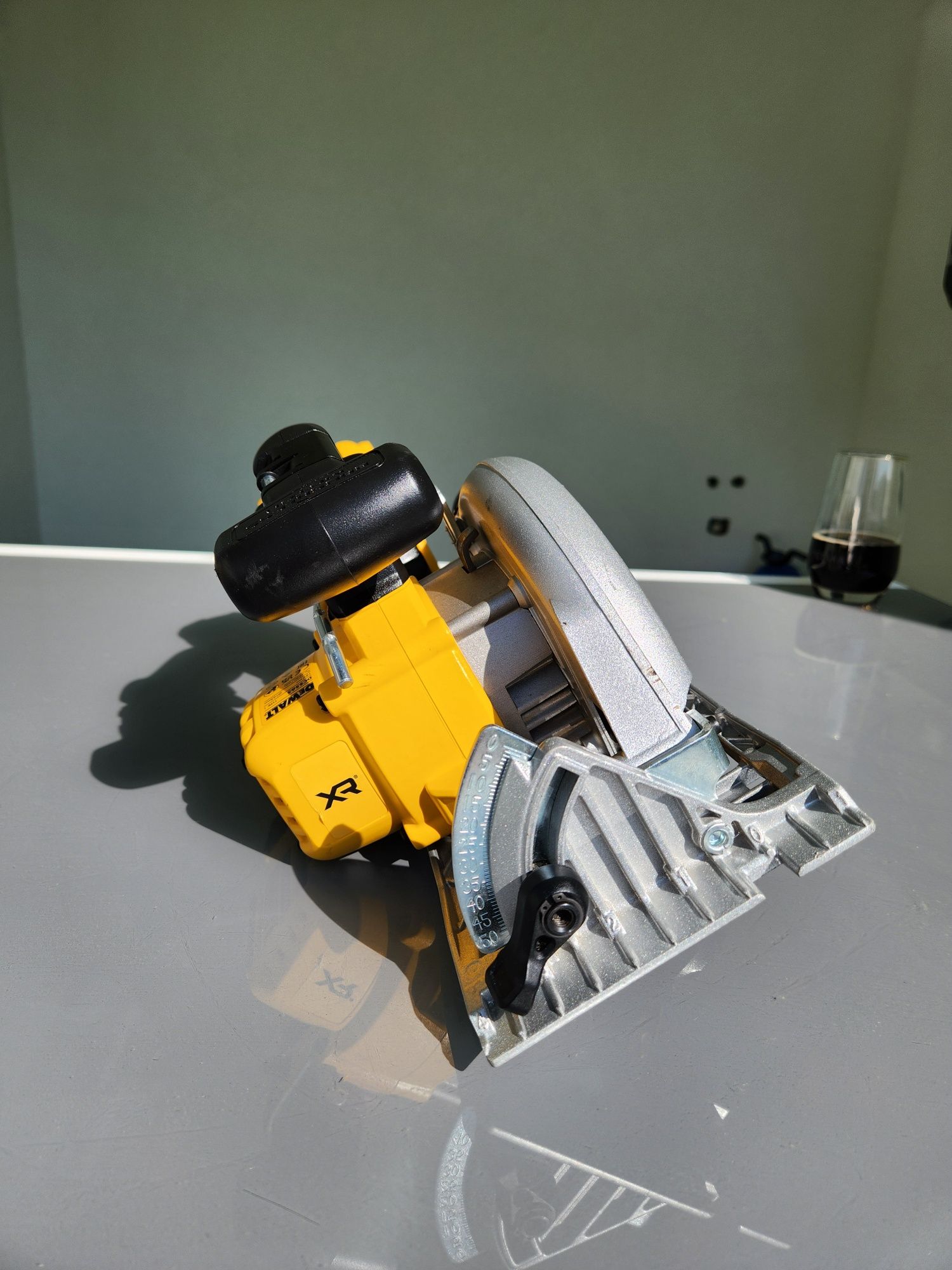 Circular Dewalt DCD-565