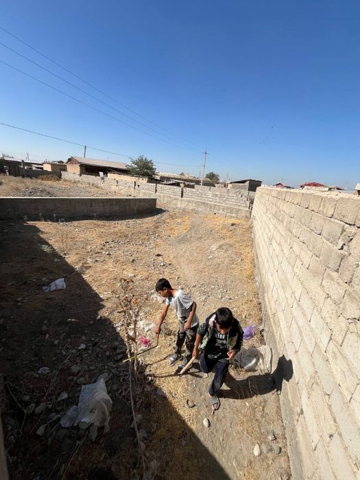 Ер сотилади .7.5 соток.Атрофи  девол билан уралган