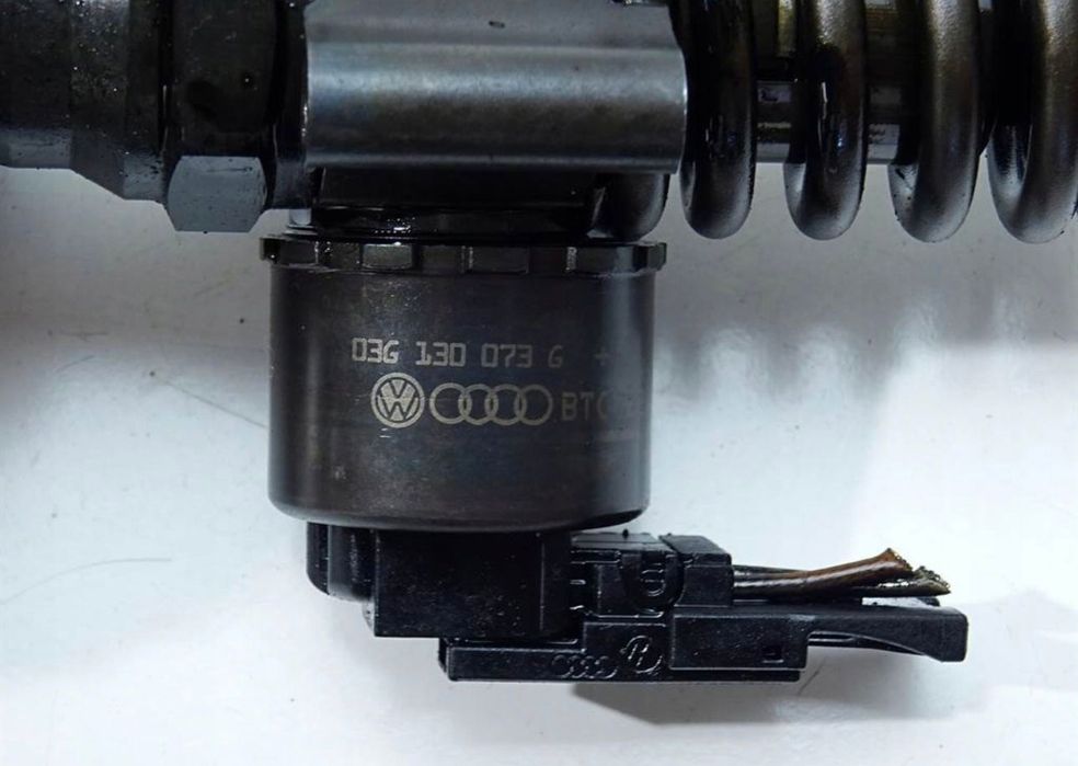 Injector VW Jetta 2.0 TDI 03G130073G BKD AZV