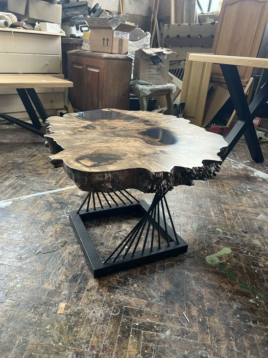 Налична уникална маса от орех и епоксидна смола