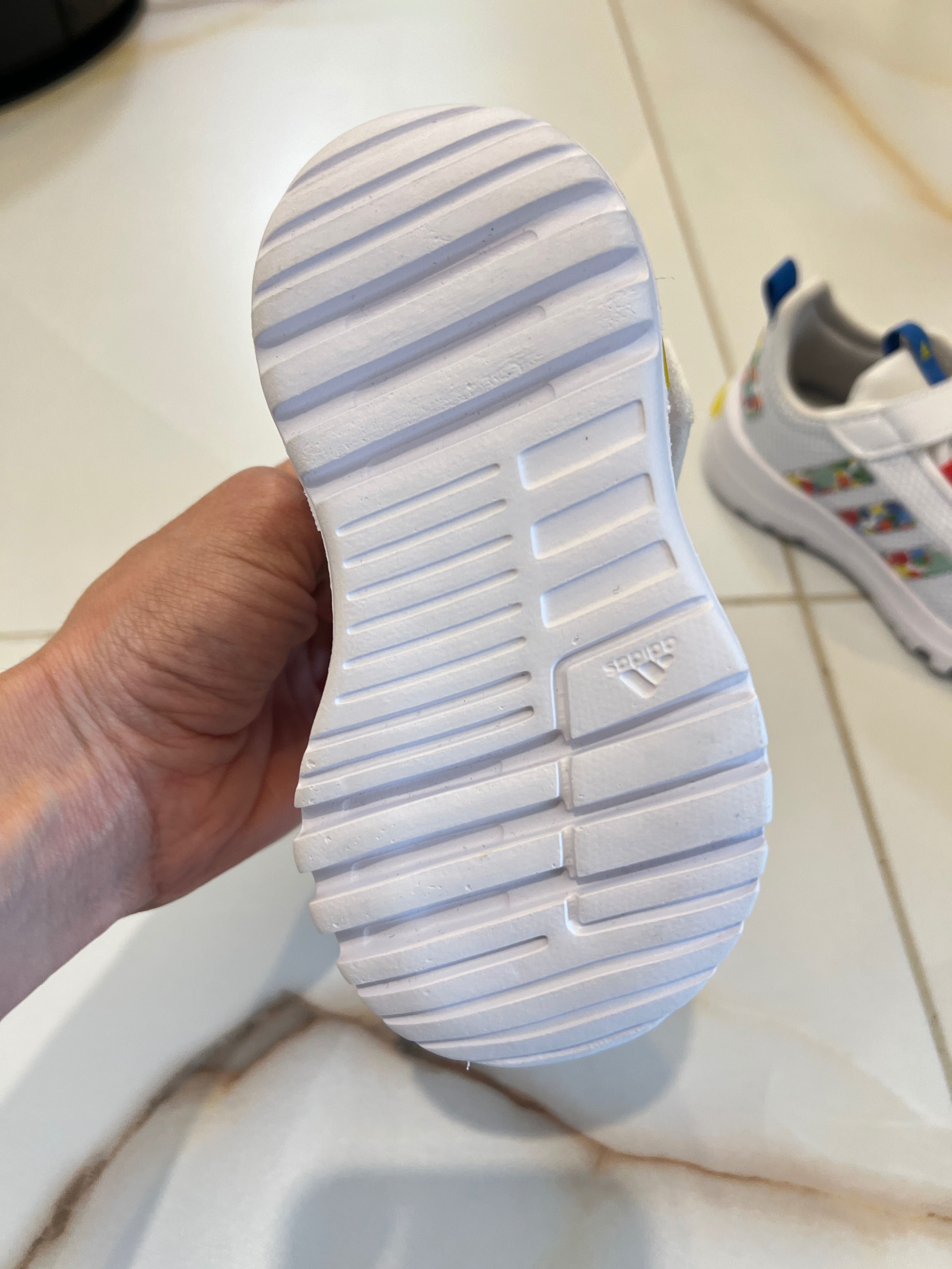Продавам детски маратонки Adidas