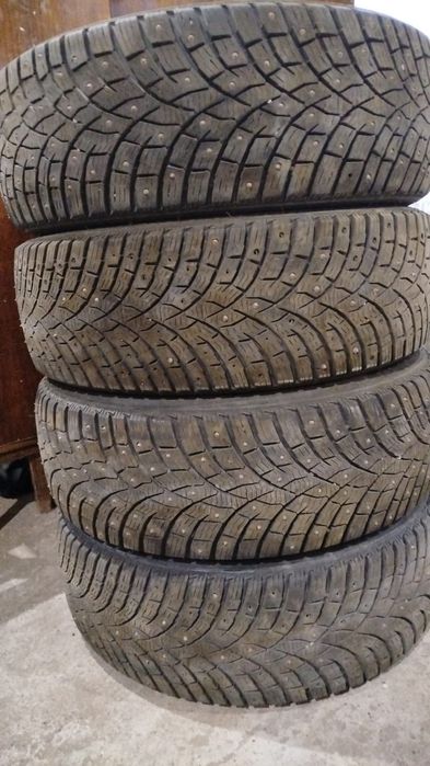 Шины 235/60/17.с шипамы