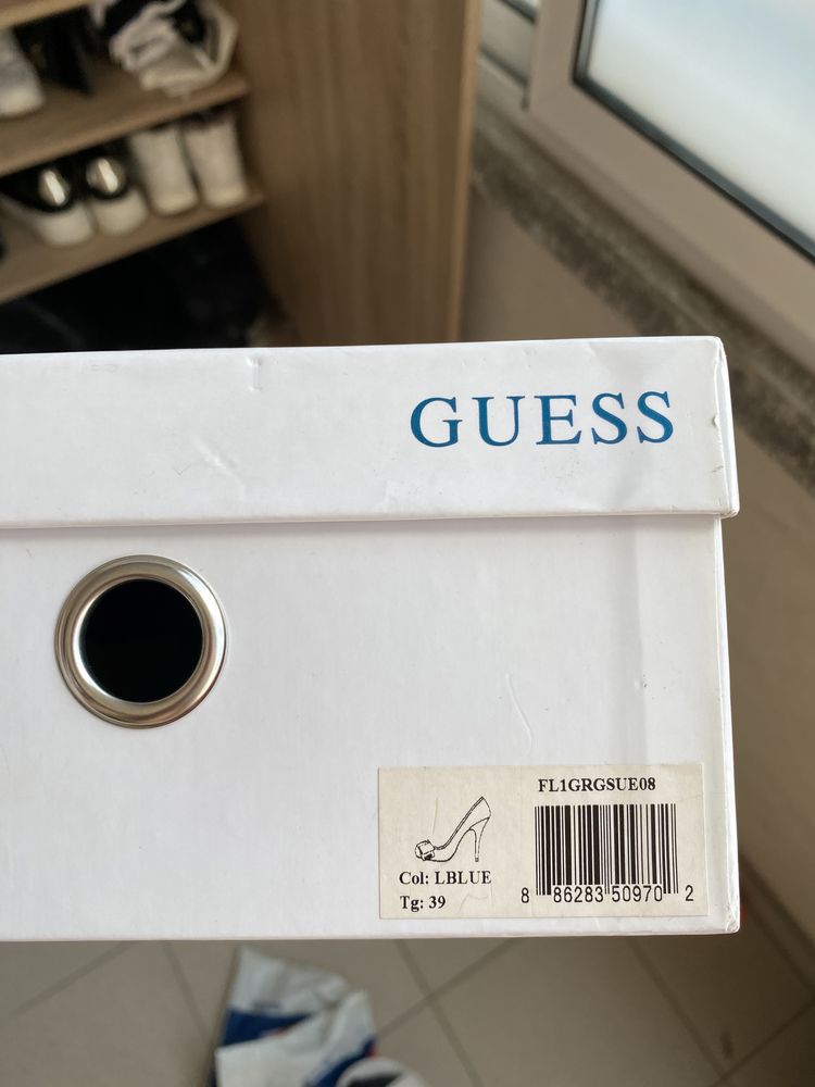 Обувки Guess