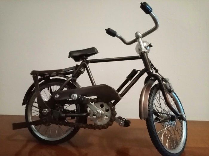 Bicicleta decorativa în miniatura confectionata in detaliu din metal
