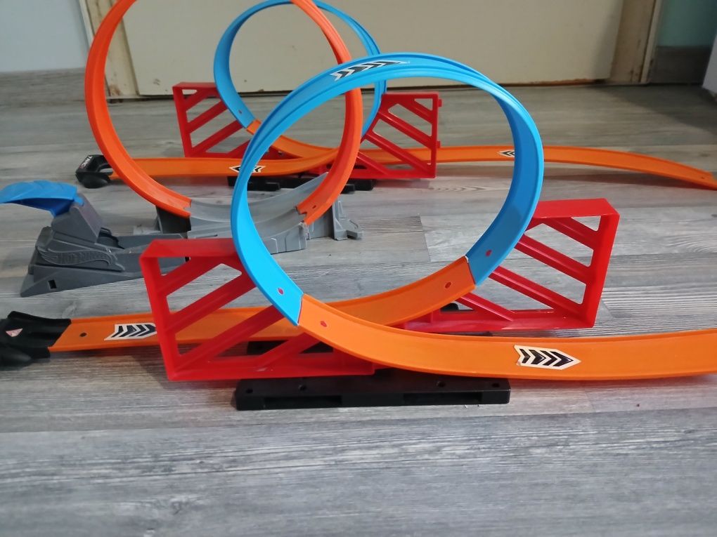 Hotwheels лупинги с изстрелвачка  и паркинг