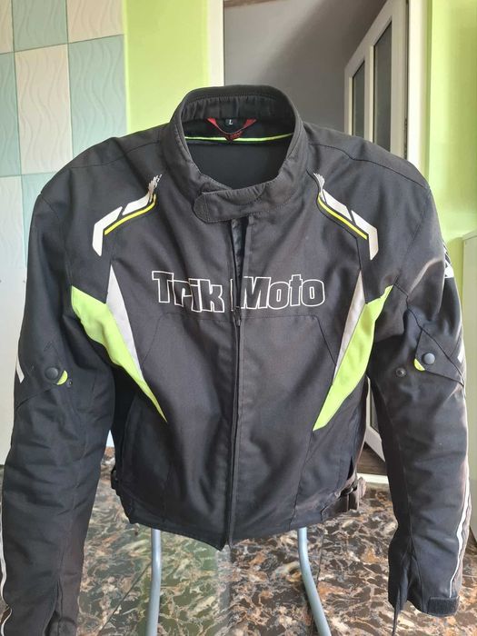 Vand casca si geaca pentru motor in stare foarte buna