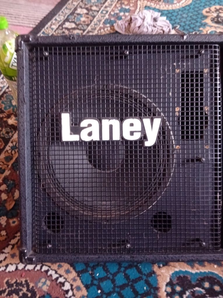 Vând boxă Laney pretul este negociabil