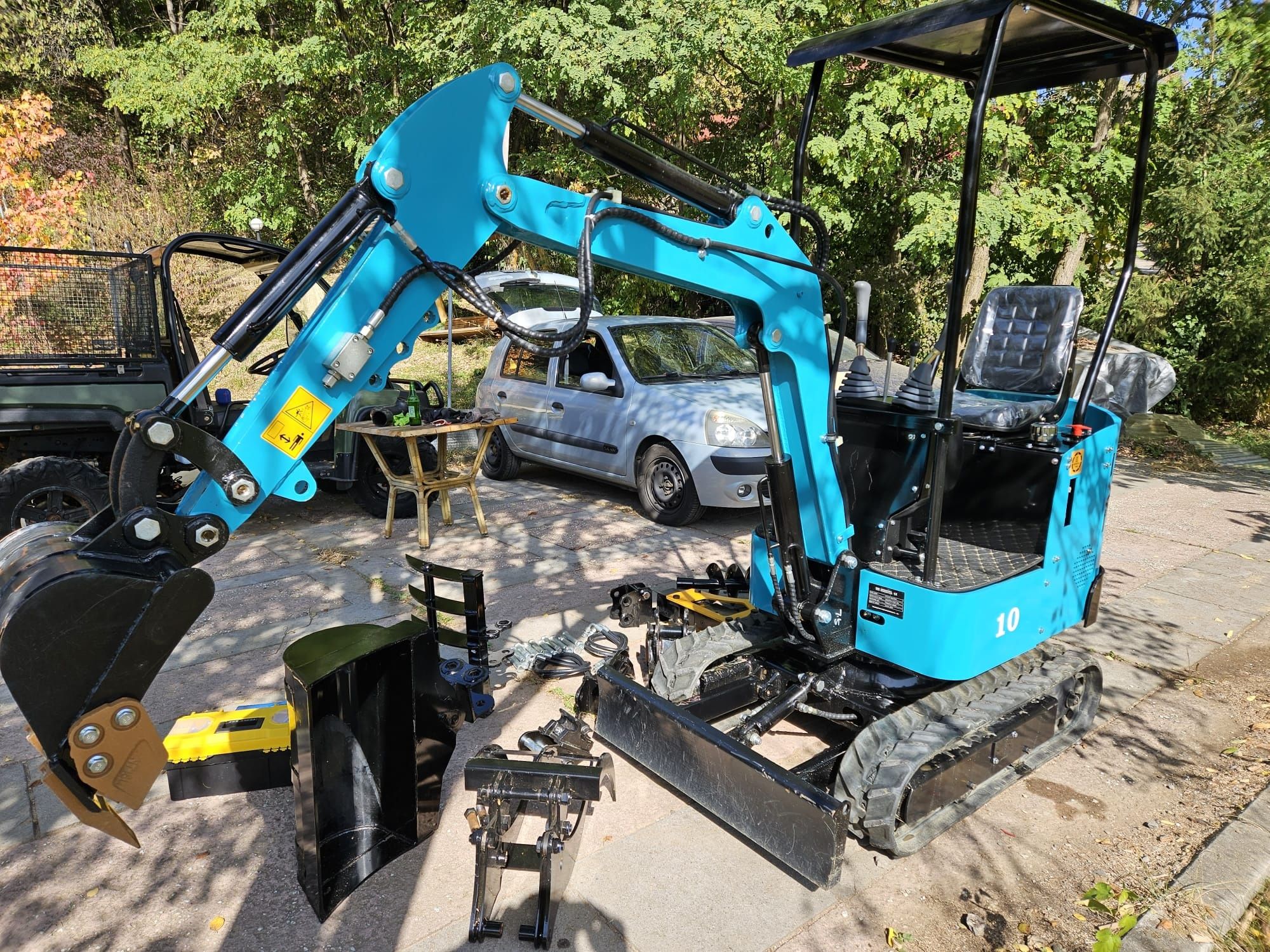 Mini excavator 1T cu 9 accesorii