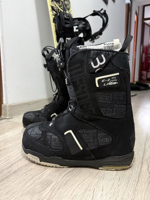 Vand o pereche boots pentru placa snow ,mar.41 in stare foarte buna