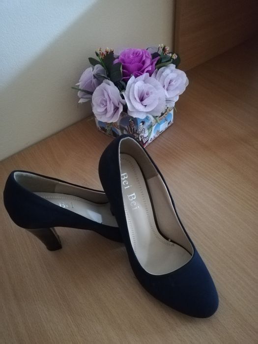 Vând pantofi albaștri închis
