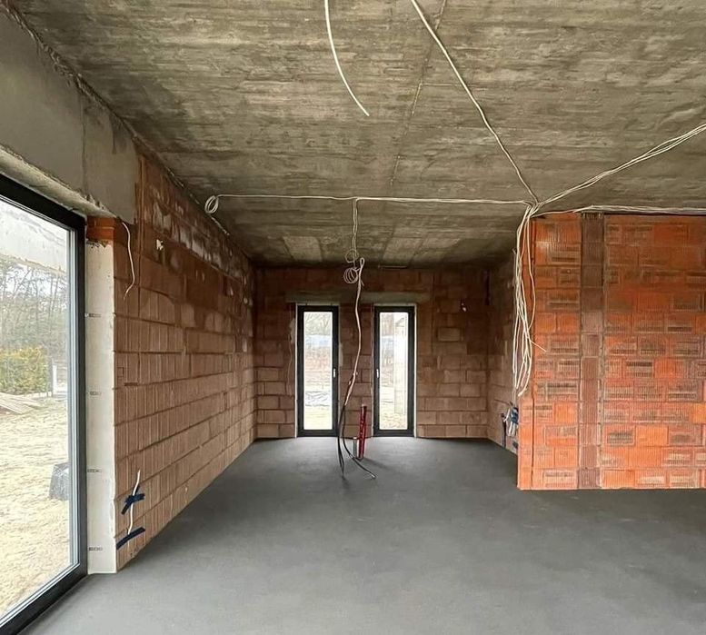 Construim case la roșu cu echipă experimentată și la preț corect