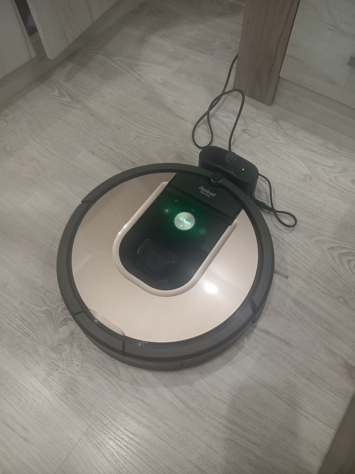 Продавам прахосмукачка IRobot roomba  модел 976