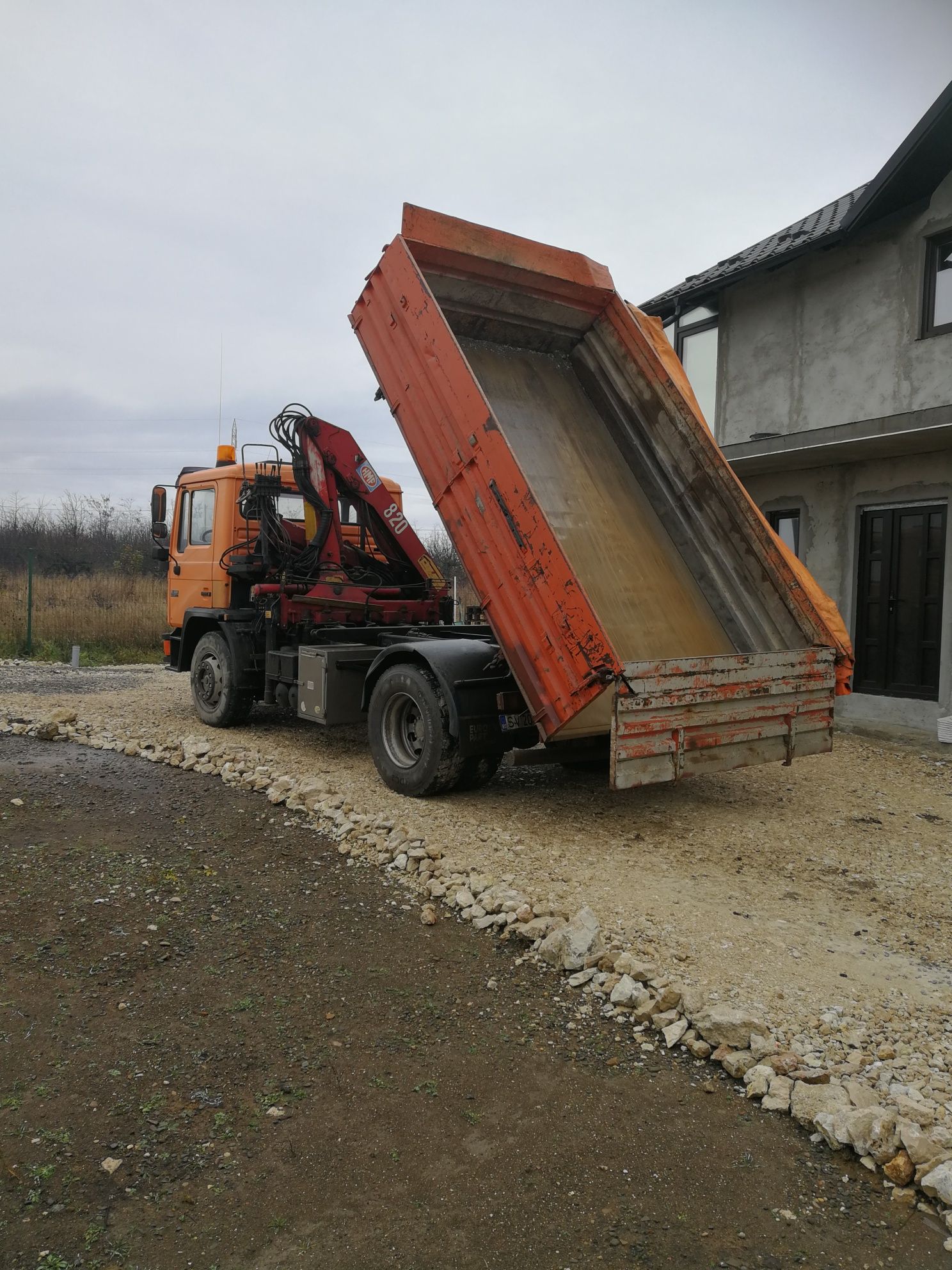 Camion cu macara